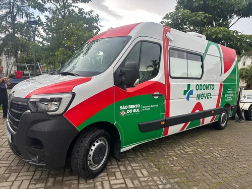 Igreja doa unidade de Odonto Móvel ao município