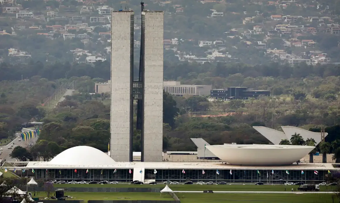 Lula barra “penduricalhos” e veta supersalários no Congresso