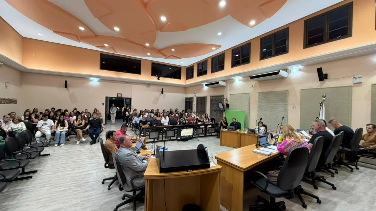 Casa cheia e debates marcam sessão na Câmara