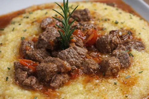 (VÍDEO) Receita da semana: polenta com molho de alcatra