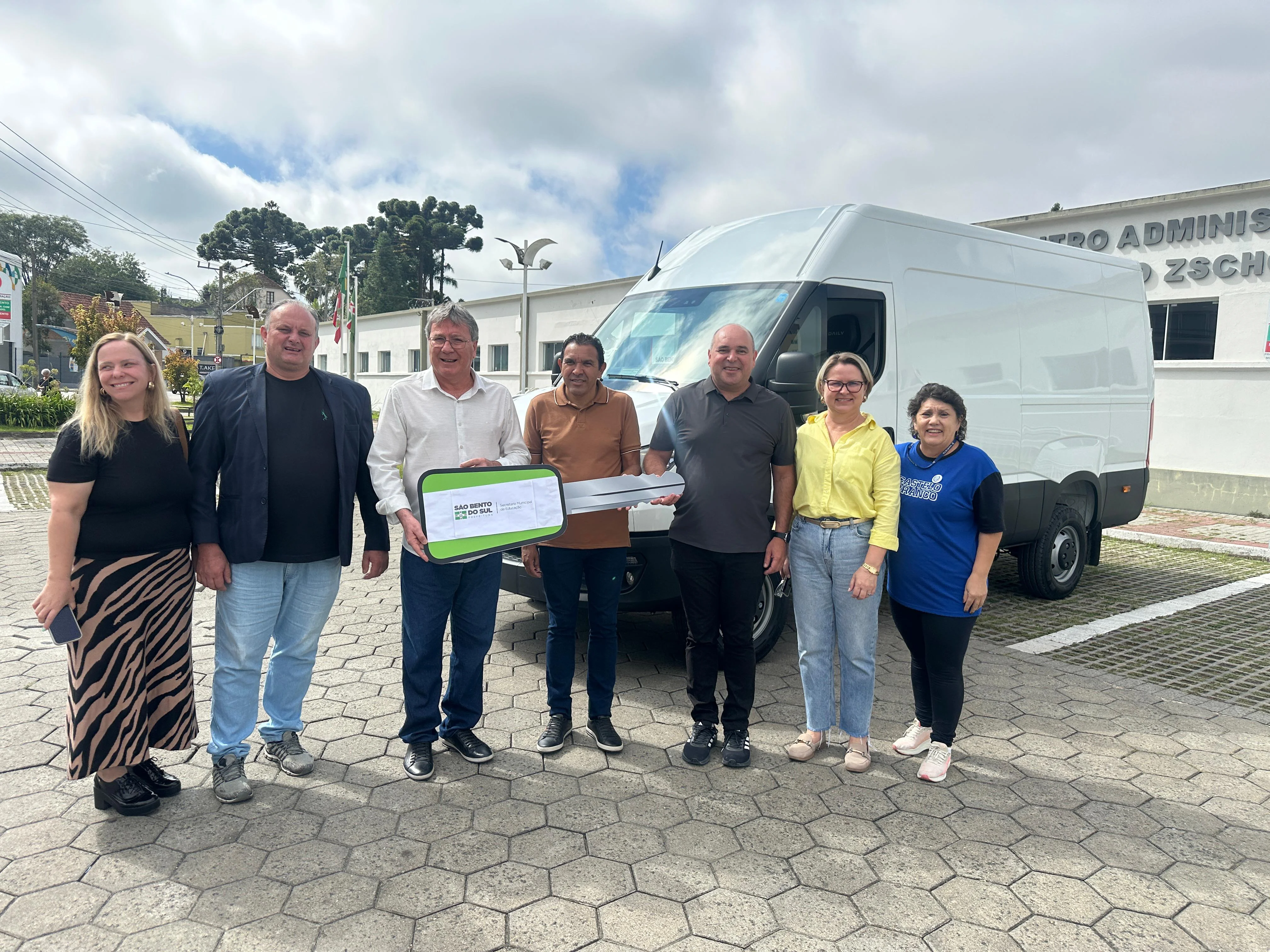 Novo veículo para fortalecer a distribuição da alimentação escolar