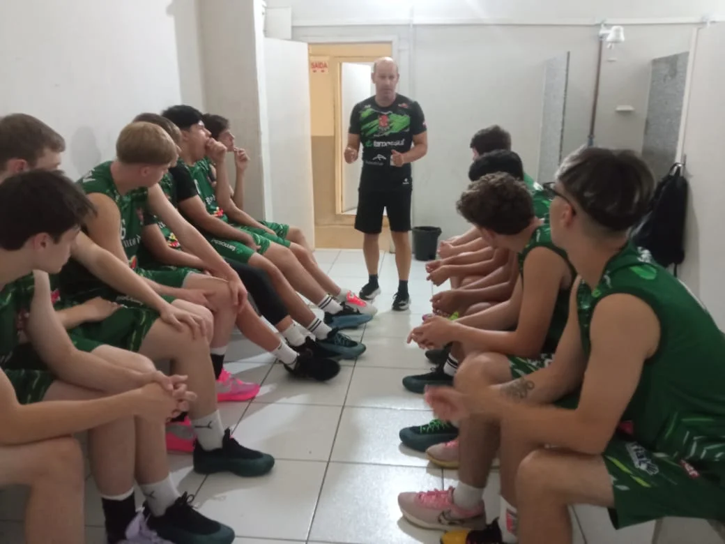 Equipe Sub-15 de basquete de São Bento vence amistoso em Itajaí