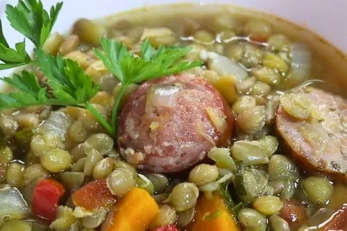 (VÍDEO) Receita da semana: lentilha com linguicinha e legumes