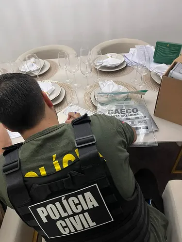 Operação “Bolso Duplo” investiga esquema de “rachadinha” em SC