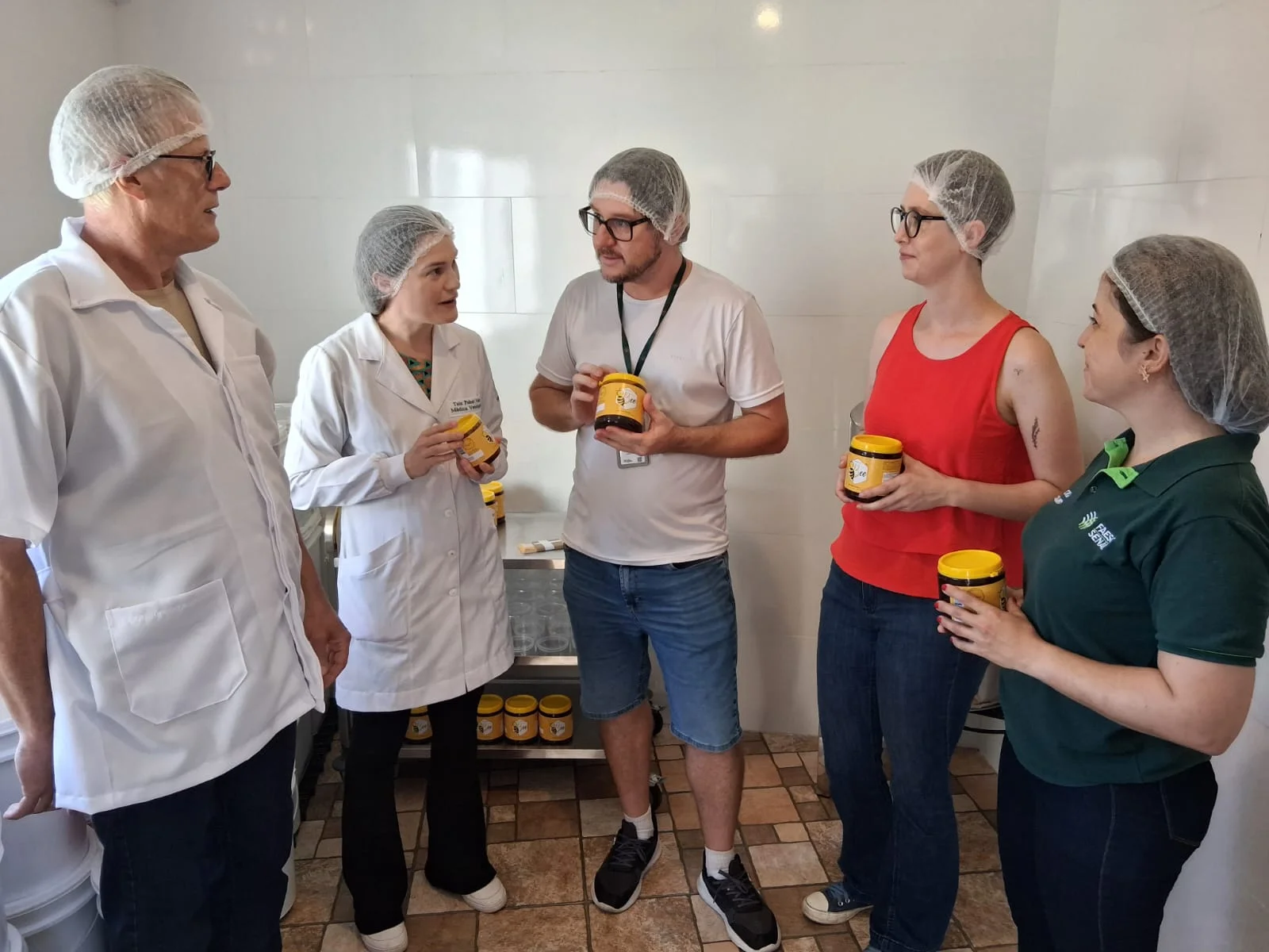 Primeiro apicultor conquista selo SIM para produção legalizada de mel