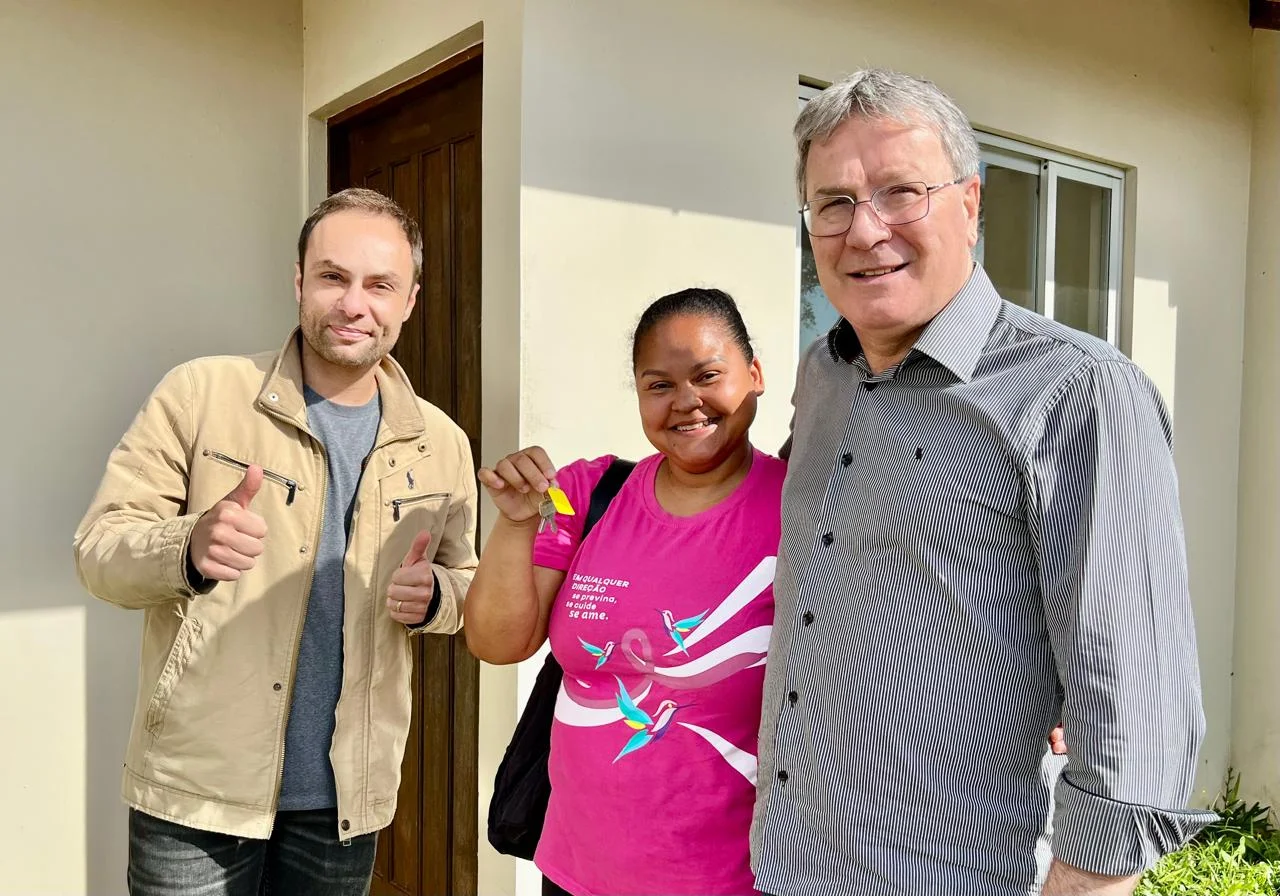 Emhab entrega mais duas casas em São Bento do Sul
