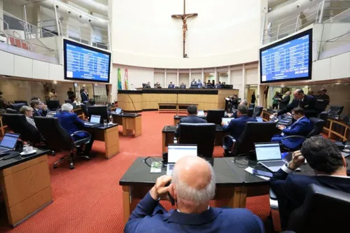 Alesc transforma em lei MP salarial dos professores