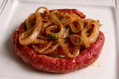 (VÍDEO) Receita da Semana: Linguicinha húngara acebolada