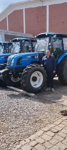 Trator é entregue para associação de agricultores em Campos Novos