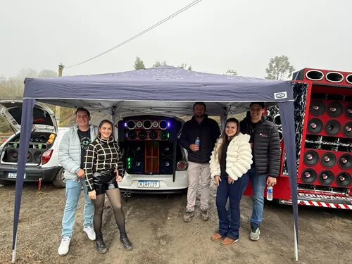 Encontro automotivo reúne apaixonados por som e carros baixos
