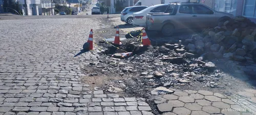 Obra incompleta e calçada abandonada geram revolta de moradores em Papanduva