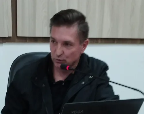 Edival aperta o cerco e convoca secretária para explicar condições de trabalho nas escolas