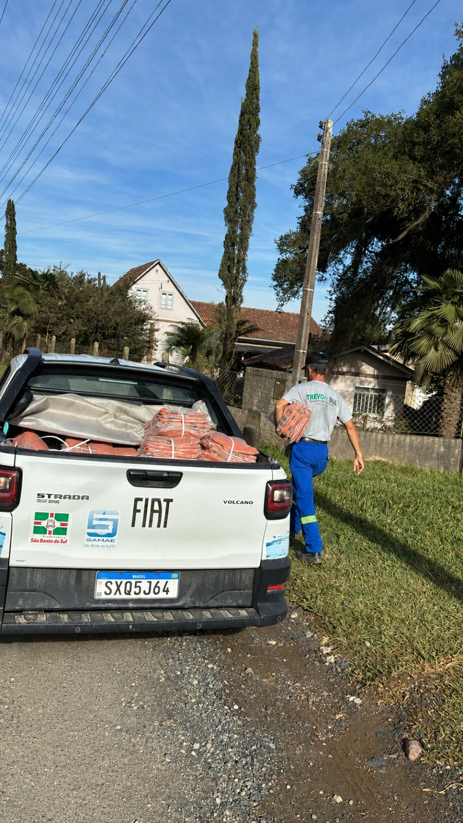 Distribuição de sacos laranja avança para os bairros Dona Francisca e Mato Preto