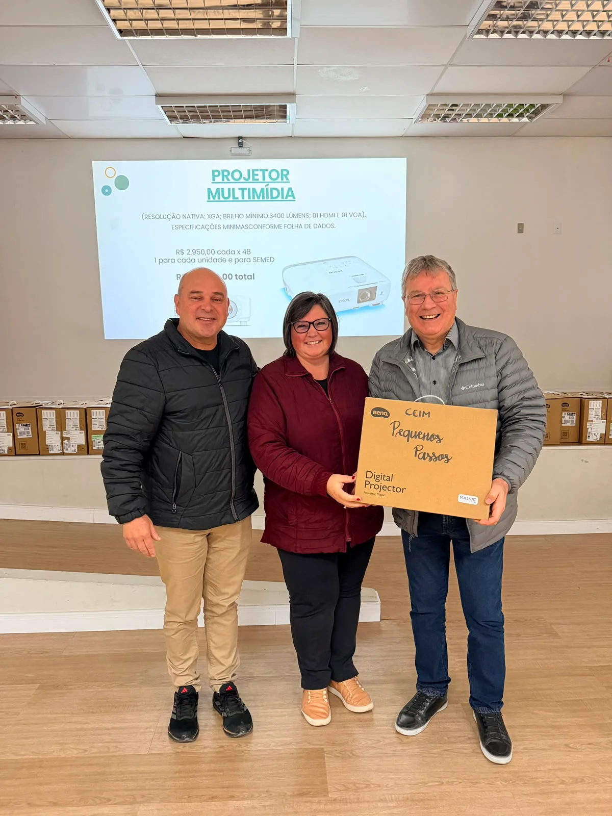 Prefeitura de São Bento do Sul entrega 48 projetores para modernizar escolas da rede municipal