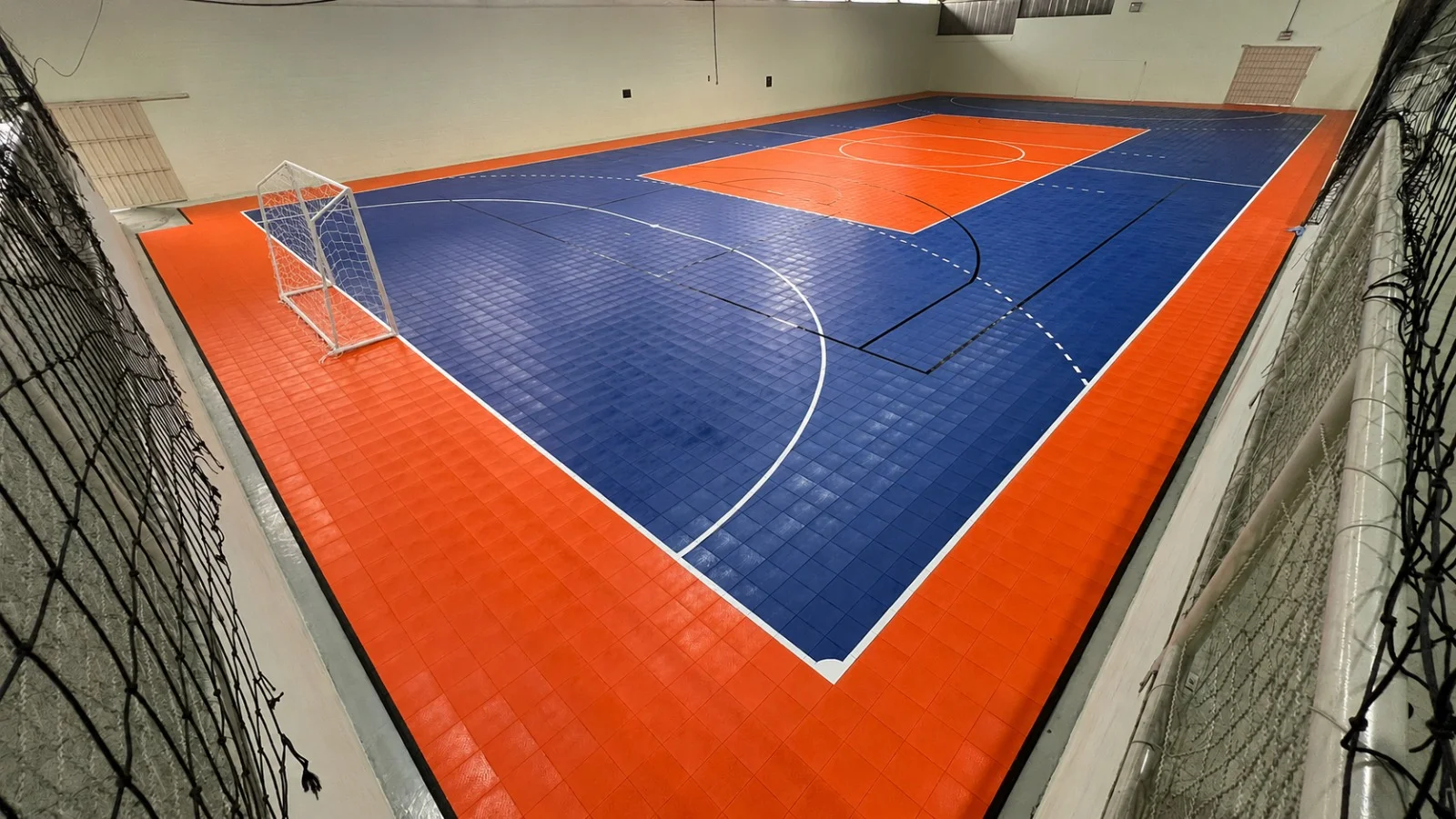 Novo piso esportivo é instalado na EBM Professora Adélia Lutz em São Bento do Sul