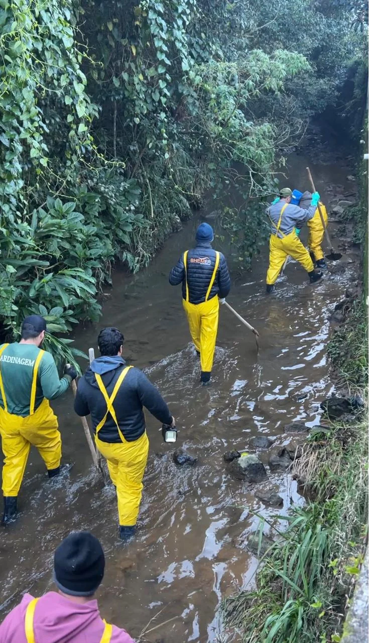 Prefeitura realiza limpeza da rede de drenagem pluvial na região central de São Bento do Sul