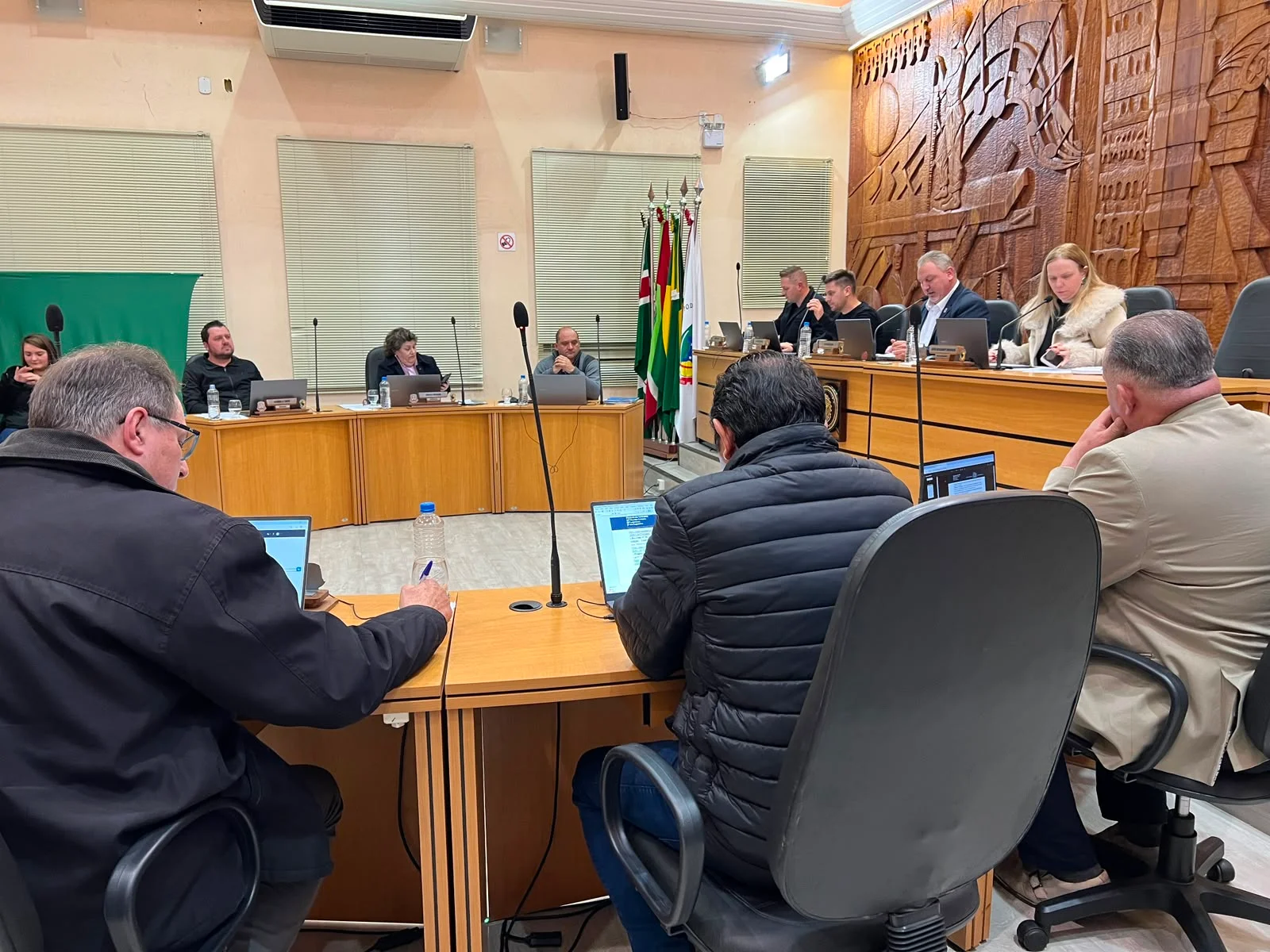 Câmara aprova projetos para educação e analisa mudanças em contratos temporários