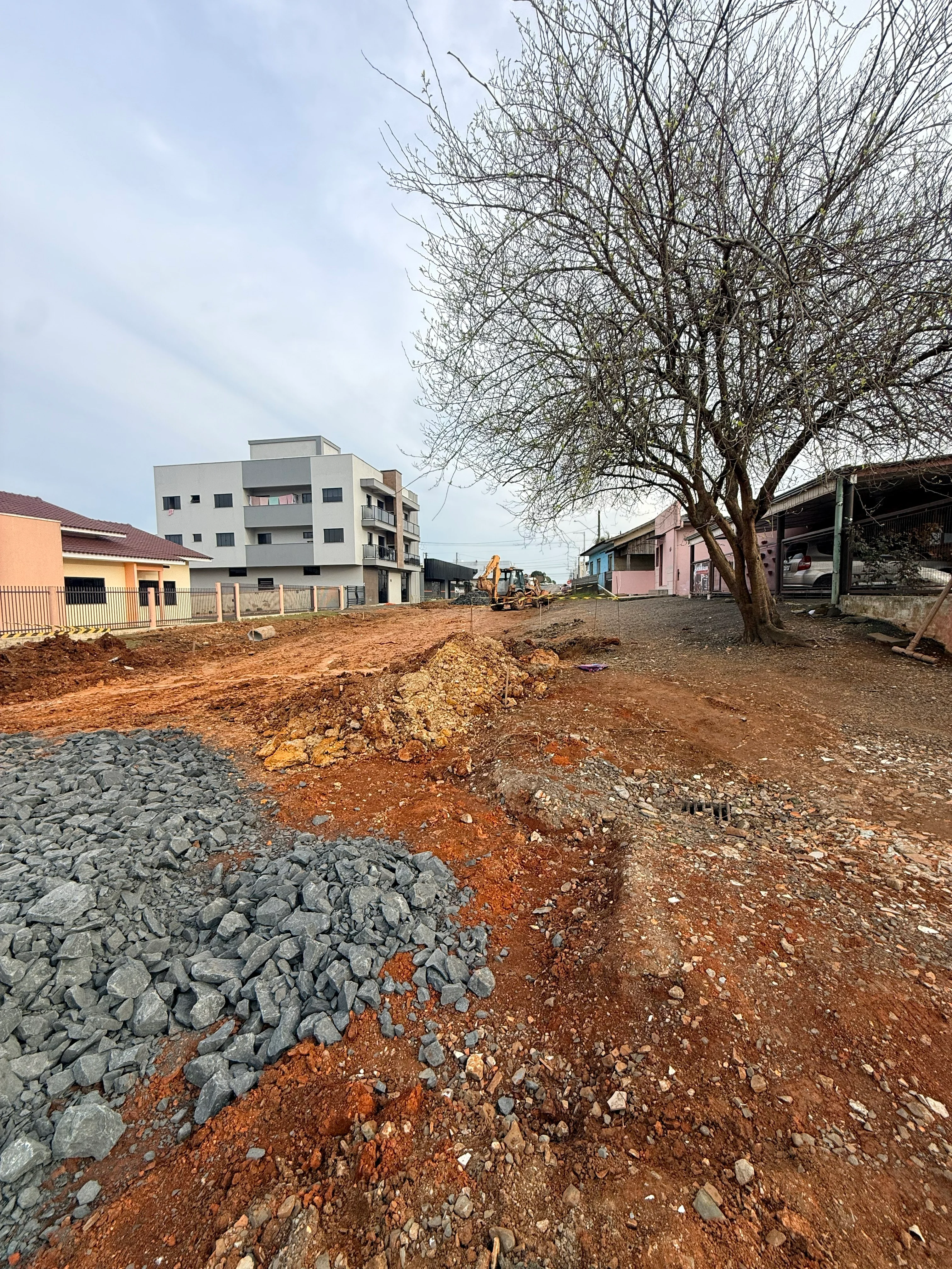 Obra avança, mas ritmo preocupa moradores da Rua Basilio Heuko