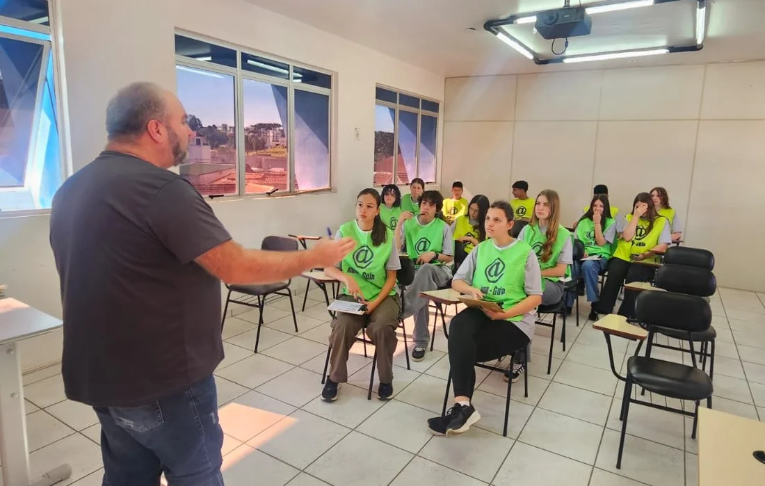 Jovens conhecem na prática o trabalho dos agentes de trânsito em ação educativa em São Bento do Sul