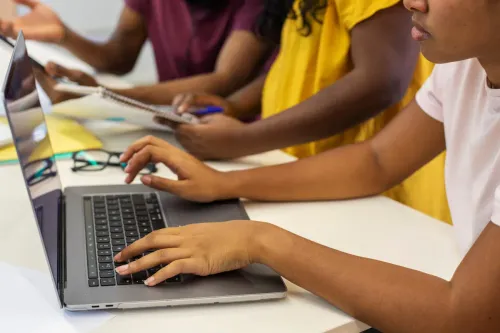 Projeto cria Política Estadual de Educação Digital avança na Alesc