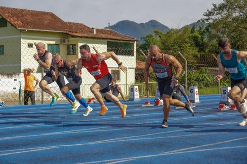 Lucas Azevedo bate dois recordes e é destaque no Estadual Master de Atletismo