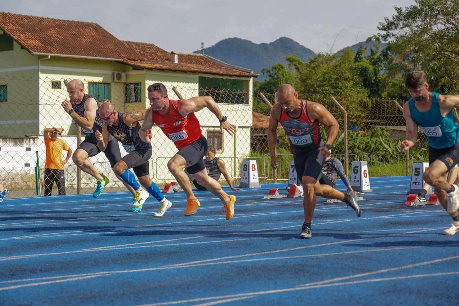 Lucas Azevedo bate dois recordes e é destaque no Estadual Master de Atletismo
