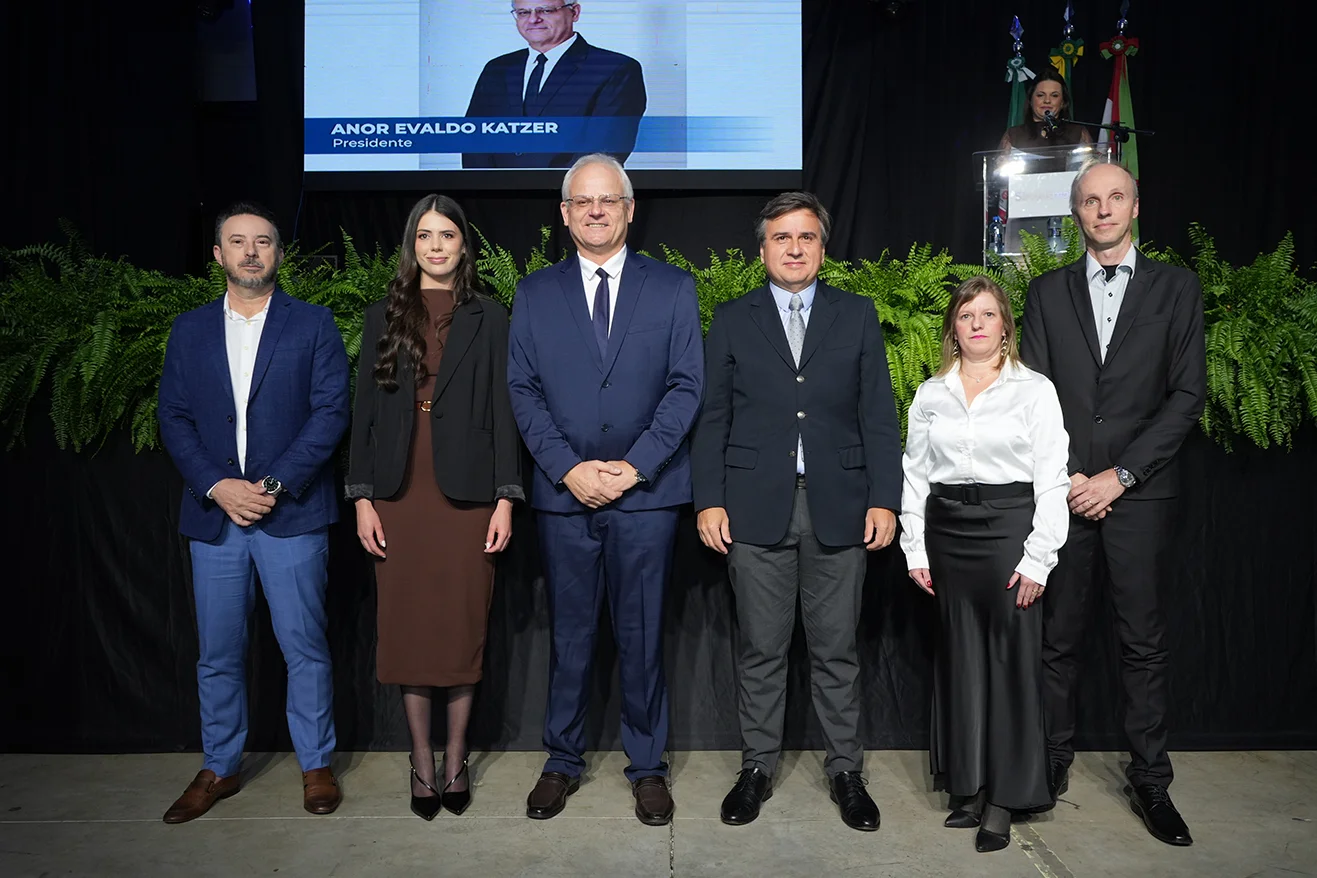 Sindusmobil celebra 65 anos e empossa nova diretoria para gestão 2026-2028