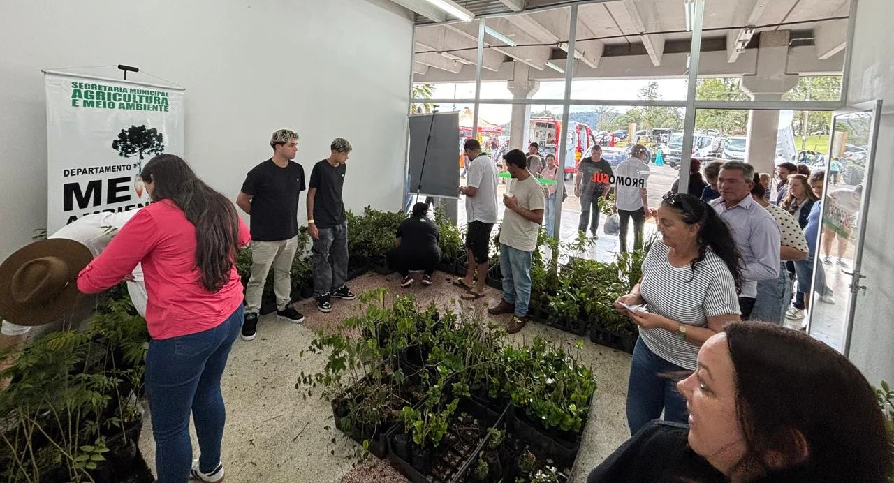 Mais de 2,3 mil mudas de árvores são distribuídas pela Semam durante a Festa Viva São Bento