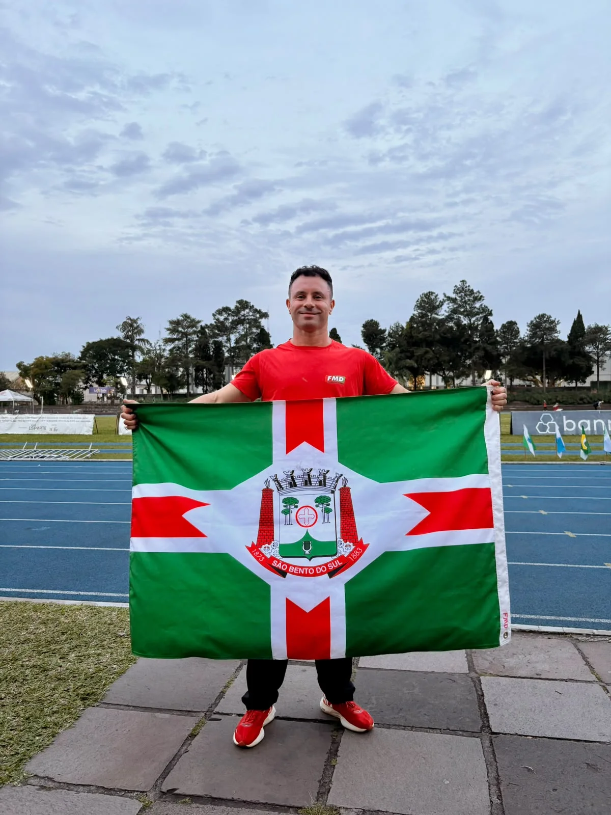 Lucas Azevedo conquista ouro e prata no XVIII Troféu Brasil de Atletismo Máster