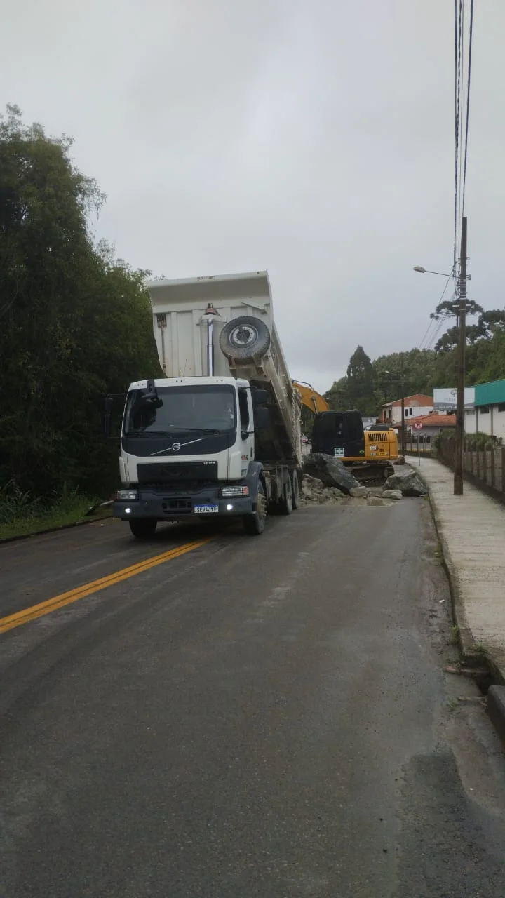 Rua é interditada para obra de contenção no bairro Cruzeiro