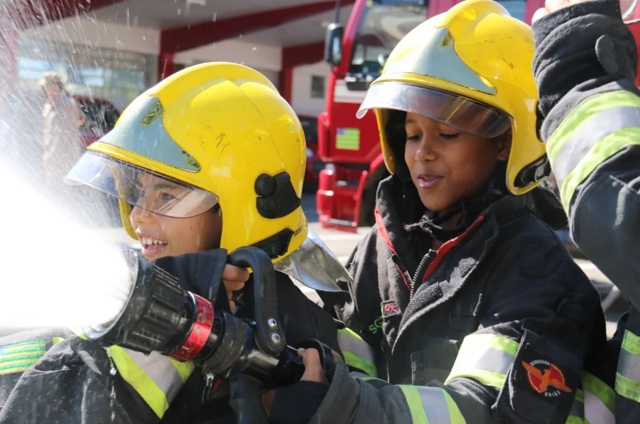 Quartéis dos bombeiros de SC recebem famílias para programação especial de Dia das Crianças