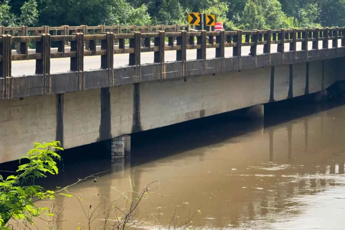 Rio da região próximo ao nível de alerta