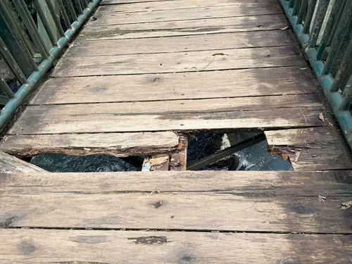 Pontes em más condições na Cachoeira Véu da Noiva preocupam visitantes em Doutor Pedrinho