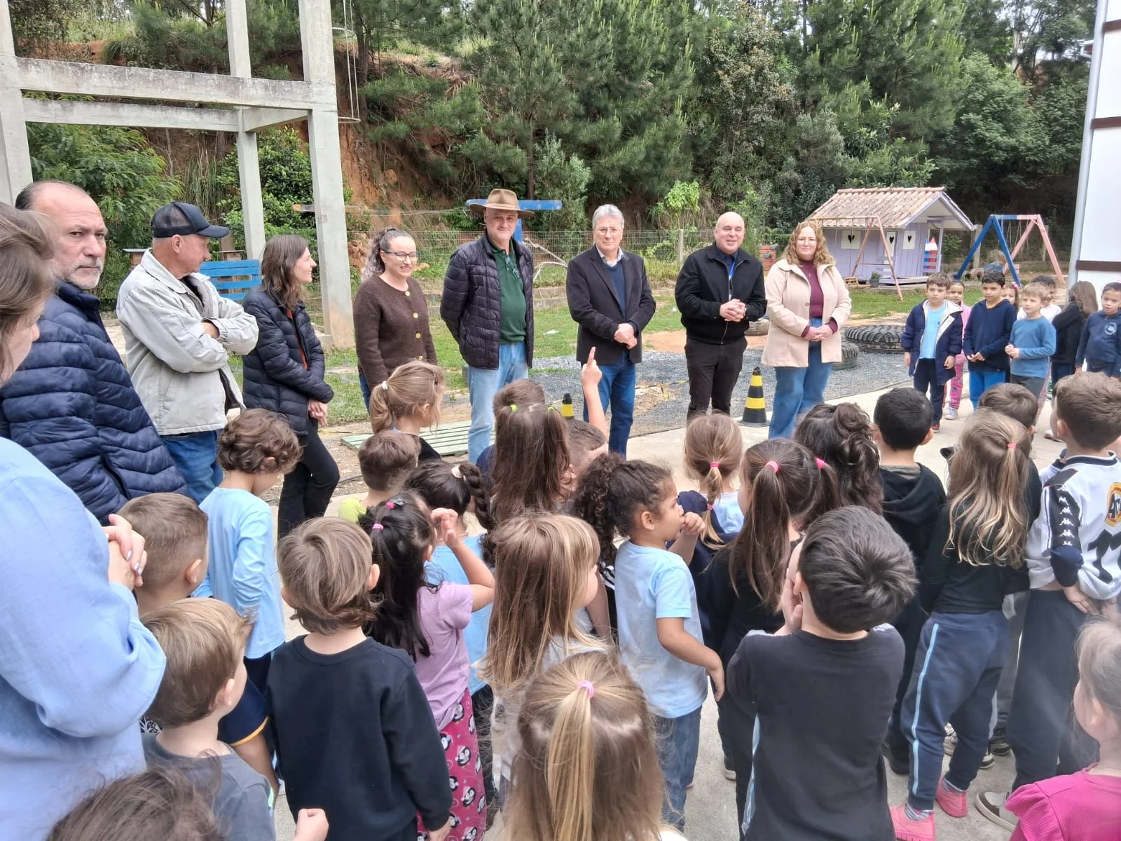 Projeto Zum Zum da Vida leva abelhas sem ferrão às escolas