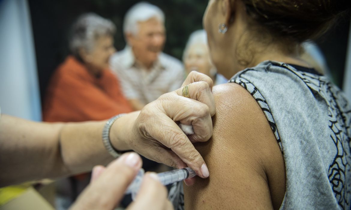 Imagem para matéria Mais de 43 milhões de pessoas já se vacinaram contra gripe no Brasil 