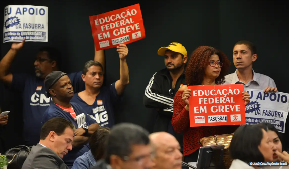 Imagem para matéria Servidores federais de educação param em 360 unidades de ensino 