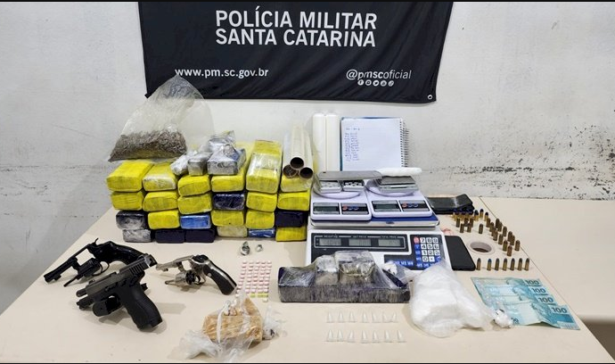 Imagem para matéria Três armas de fogo e mais de 20 kg de maconha são apreendidos em Joinville 