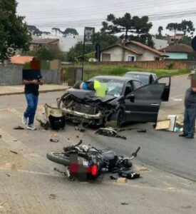 Imagem para matéria Motociclista fica ferido após colisão com carro 