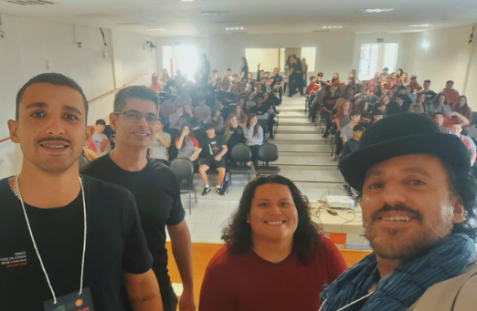 Na foto, os cineclubistas Robson Rodrigues e Robson Henrique, e os representantes da UDESC.
